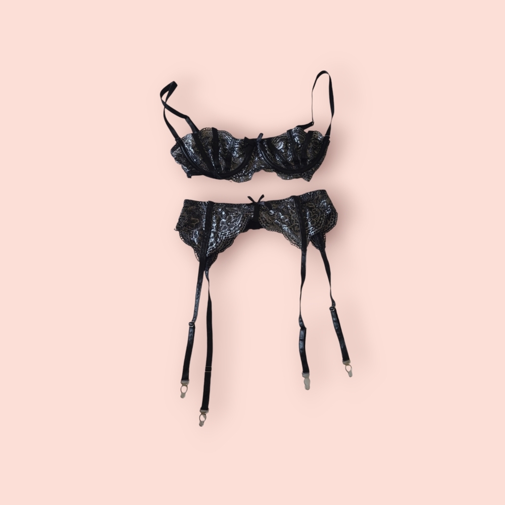 Bra and garter matching set with black and silver matalic size woman's XS